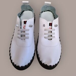 Stylish White Womens Shoes Sz 7 (Sz 38) NWOT